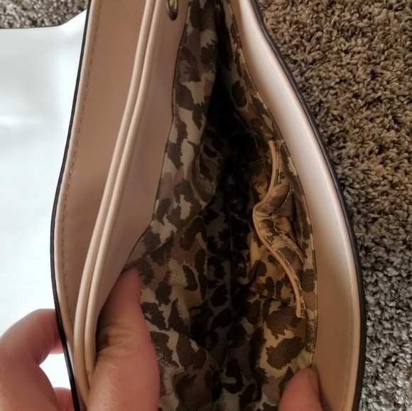 Like new Guess crossbody purse. - Picture 4 of 6